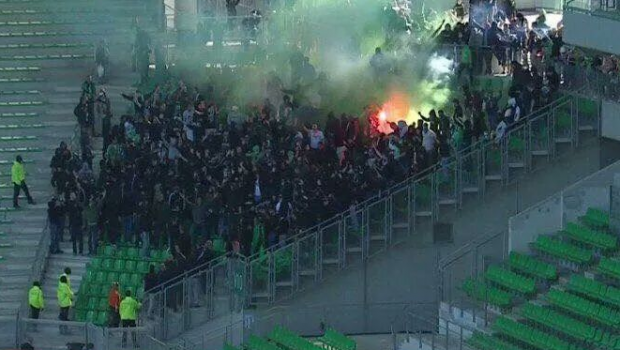 
	Acesta a fost un meci CU PORTILE INCHISE! Imagini incredibile in Ligue 1, la Saint Etienne - Rennes: ultrasii au descins pe stadion
