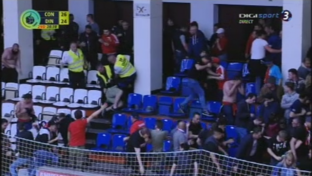 Scene socante la meciul dintre Constanta si Dinamo, la handbal. Galeria lui Dinamo, evacuata cu gaze; jucatorii s-au grabit sa coboare copiii din tribuna_1