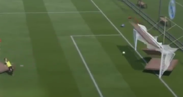 Poarta care explodeaza, fantoma de la vestiar si atacantul gigant! VIDEO FUNNY: Cele mai tari erori de la FIFA 17 :)_2