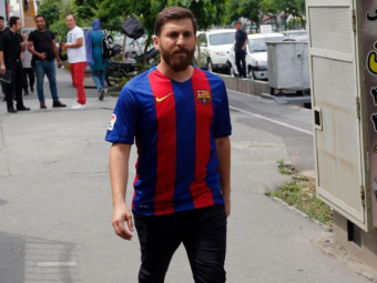 
	A iesit pe strazi costumat ca Messi, iar toata lumea a luat-o razna! Politia a intervenit imediat! VIDEO
