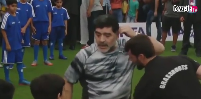Clipul ZILEI: Maradona, "rupt" de un copil pe teren, s-a facut ca sare la bataie :) Cum a reactionat baiatul_2
