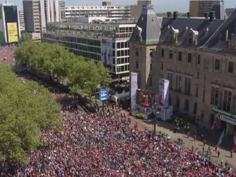 
	VIDEO: Imagini colosale! 140.000 de oameni in strada la Rotterdam! Fanii sarbatoresc primul titlu dupa 18 ani
