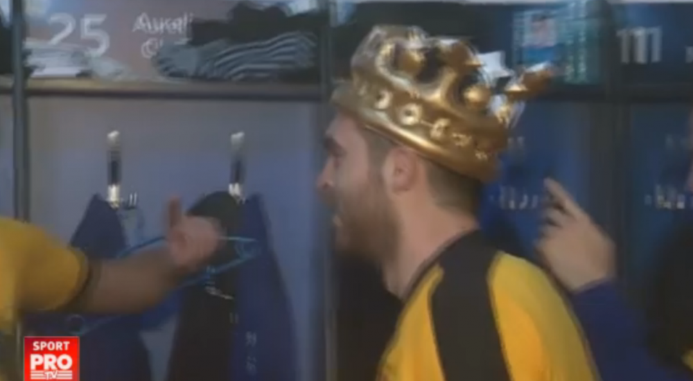 Moment genial: coroana lui Chitu a ajuns la Conte :) Antrenorul lui Chelsea a primit coroana de campion de la un fan. FOTO & VIDEO_1