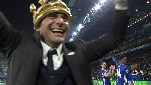 Moment genial: coroana lui Chitu a ajuns la Conte :) Antrenorul lui Chelsea a primit coroana de campion de la un fan. FOTO & VIDEO_3