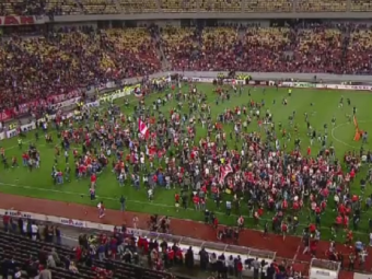 
	Bucuria nebuna a dinamovistilor: suporterii au invadat terenul! Reactia lui Contra dupa primul trofeu la Dinamo
