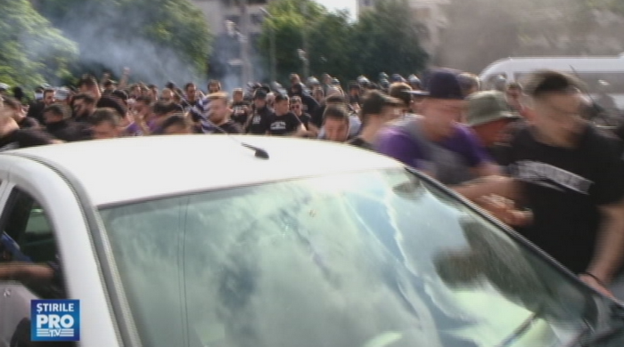 Scandal ca in Vestul salbatic inainte de ASU Poli Timisoara - UTA Arad! Jandarmi si gaze lacrimogene, 10.000 de suporteri la meci! VIDEO_1