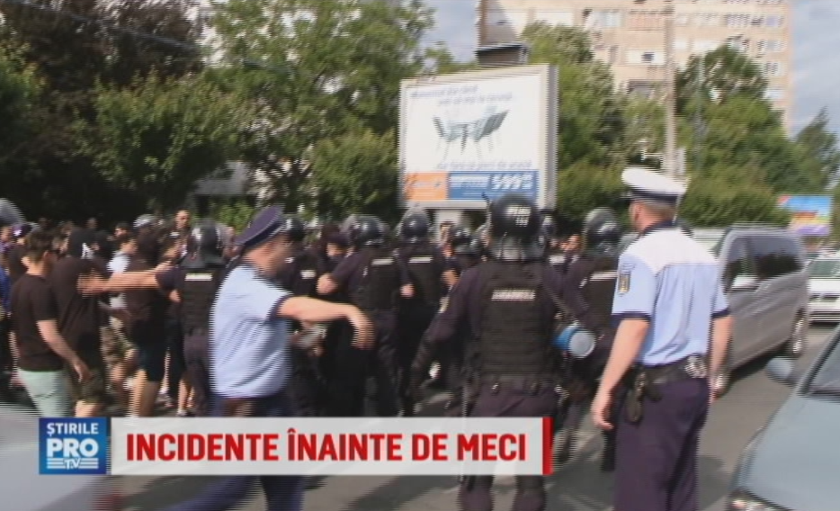 Scandal ca in Vestul salbatic inainte de ASU Poli Timisoara - UTA Arad! Jandarmi si gaze lacrimogene, 10.000 de suporteri la meci! VIDEO_2