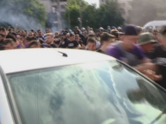 
	Scandal ca in Vestul salbatic inainte de ASU Poli Timisoara - UTA Arad! Jandarmi si gaze lacrimogene, 10.000 de suporteri la meci! VIDEO
