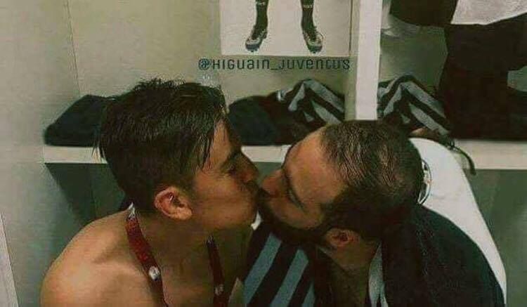 Poza cu Dybala si Higuain care a creat astazi isterie pe Twitter! Ce s-a intamplat de fapt in vestiarul lui Juventus :)_1