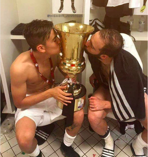 Poza cu Dybala si Higuain care a creat astazi isterie pe Twitter! Ce s-a intamplat de fapt in vestiarul lui Juventus :)_2
