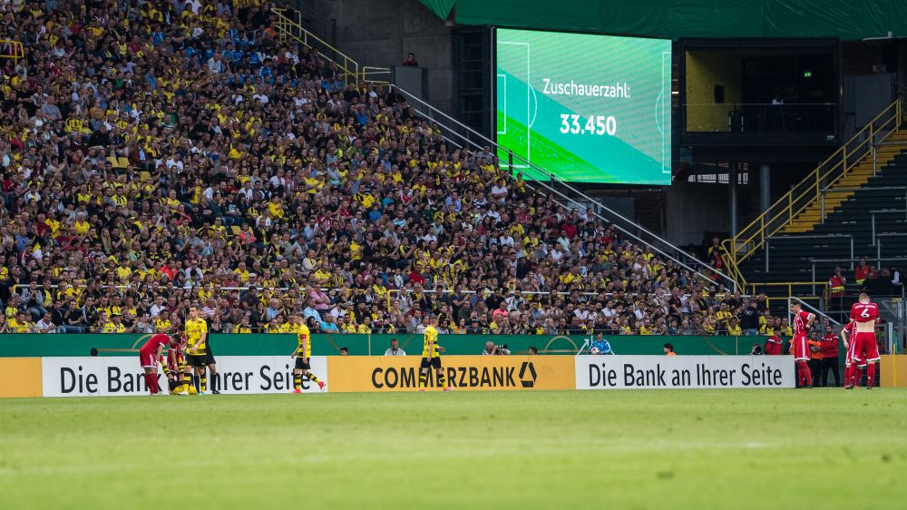 ULUITOR! Cati spectatori au fost la meciul U19 dintre Dortmund si Bayern Munchen!_1