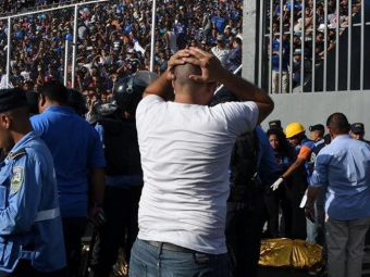 
	Tragedie pe stadion: 4 suporteri au murit, 15 raniti, dupa o &quot;avalansa&quot; de oameni in tribune!

