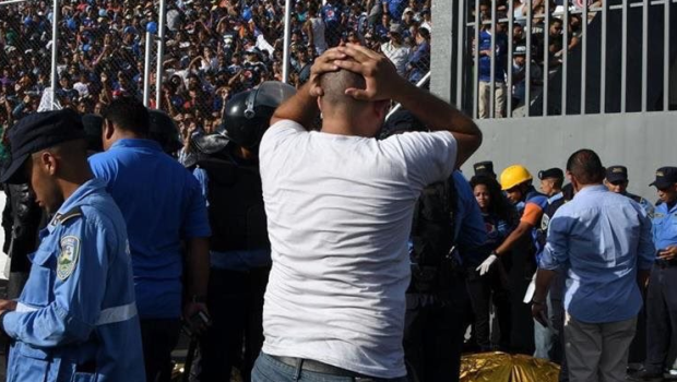 
	Tragedie pe stadion: 4 suporteri au murit, 15 raniti, dupa o &quot;avalansa&quot; de oameni in tribune!

