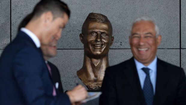 
	Sculptorul care i-a facut bust lui Ronaldo si a starnit un val de glume pe net a recidivat: i-a facut statuie si lui Bale :) FOTO
