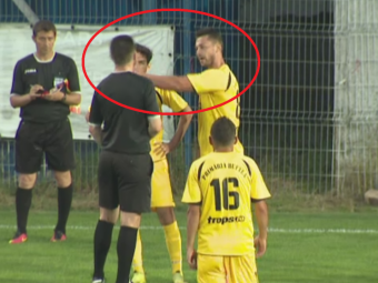 
	Moment incredibil la un meci din Romania: un jucator s-a enervat pe arbitru si l-a luat la palme pe teren. VIDEO
