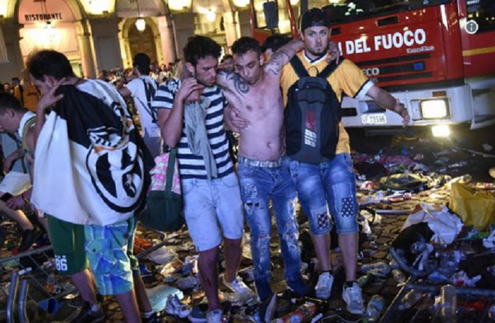 2017, imaginea terorii in Europa: 1527 de raniti la Torino, 3 in stare grava! Haosul a pornit dupa ce un suporter a aruncat o petarda in aer si a strigat ca e o bomba_2