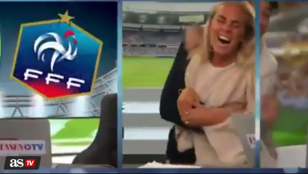 
	Reactie fabuloasa a acestei prezentatoare din Suedia! Cum a reactionat la golul victoriei cu Franta! VIDEO
