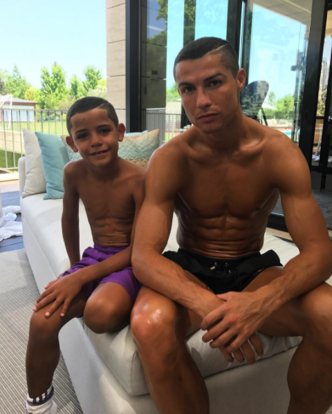 BRIGADA CR7! Ronaldo si-a tuns fiul exact ca el si au iesit "la agatat" :)) Cum arata cei doi "cuceritori"_1