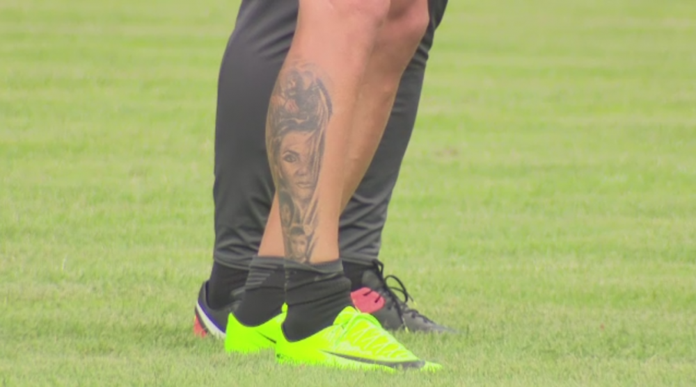 Tatuajul genial facut de Dica! Ce si-a desenat pe picior decarul care a dus Steaua in semifinalele Cupei UEFA_2
