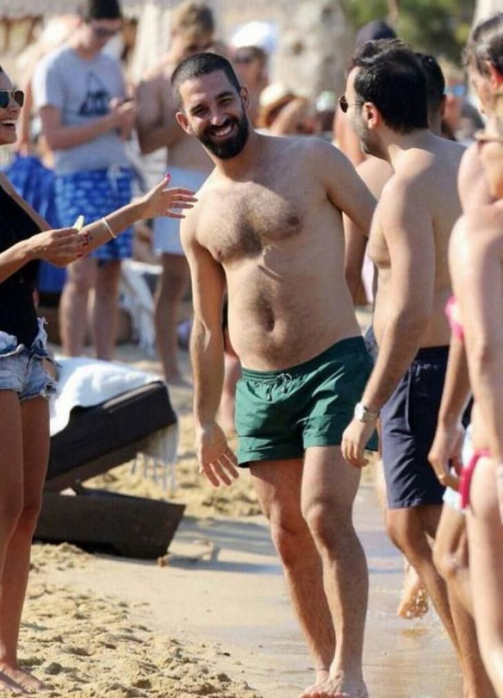 Asa arata un fotbalist de 30 de milioane de euro AL BARCELONEI. Aparitie soc pe plaja, cu "colacul de salvare"_1