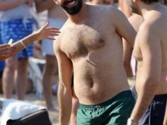 
	Asa arata un fotbalist de 30 de milioane de euro AL BARCELONEI. Aparitie soc pe plaja, cu &quot;colacul de salvare&quot;
