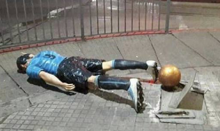 Statuia lui Suarez, rupta de mahmura azi dimineata: "Am fost la nunta lui Messi, ma intorc in curand!" :)_1