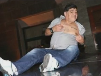 
	Gigi Becali e mic copil :) Maradona s-a urcat beat pe masina si si-a rupt camasa de pe el in timp ce canta cu napoletanii VIDEO
