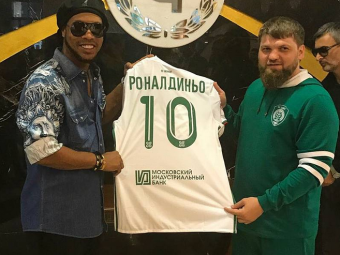 
	Ronaldinho a ajuns in CECENIA si a primit tricoul cu numarul 10 la Groznii! Ce petrecere URIASA a organizat patronul clubului
