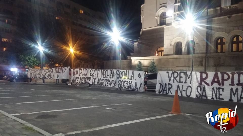 Rapid nu se preda politic! Fanii giulesti au protestat la miezul noptii in fata Primariei Sectorului 1_6