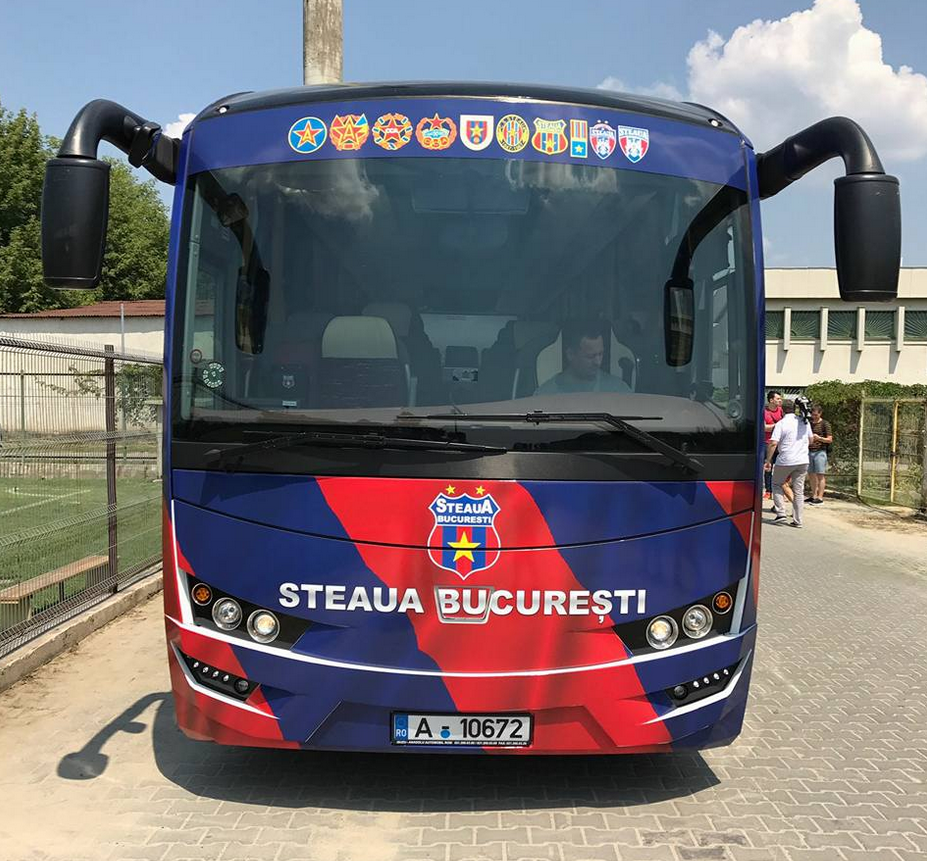 Vehicul terestru destinat transportului noilor recruti :) CSA Steaua si-a cumparat autocar: masina circula cu numere de inmatriculare de TAB-uri_1
