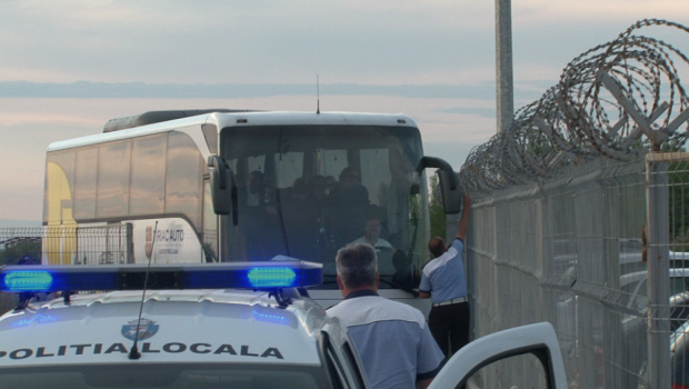 
	Imagini FABULOASE! Autocarul Milanului, blocat in poarta aeroportului din Craiova! Cum au incercat autoritatile sa-l elibereze. VIDEO
