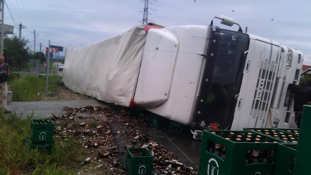 FABULOS! Ce s-a intamplat dupa ce un camion cu bere s-a RASTURNAT pe o sosea din Romania. FOTO_2