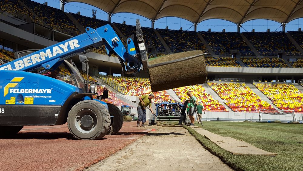 Gazonul, motiv de panica pe National Arena: suprafata de joc NU arata ok, muncitorii "repara" cu nisip_2