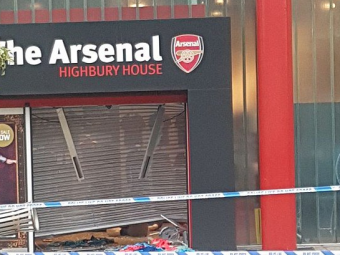
	Arsenal a fost jefuita! Hotii au spart magazinul oficial FOTO
