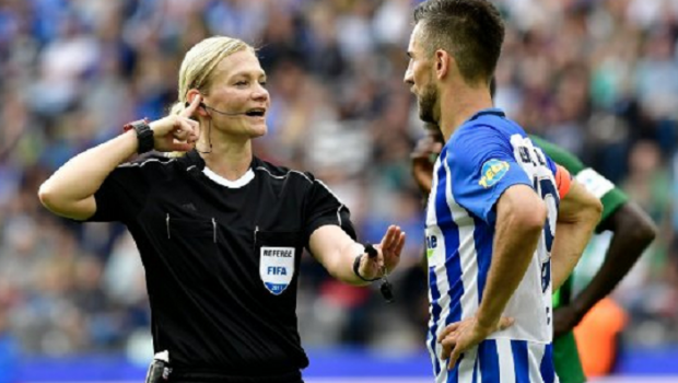 
	Moment istoric in fotbalul mare: prima femeie care arbitreaza un meci in Bundesliga! E politista de meserie
