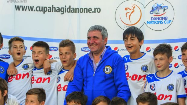 
	Lectii de la Hagi, Zidane si Berbatov | Ambasadorii celui mai important turneu pentru copii din lume ii invata pe micii fotbalisti secretele jocului
