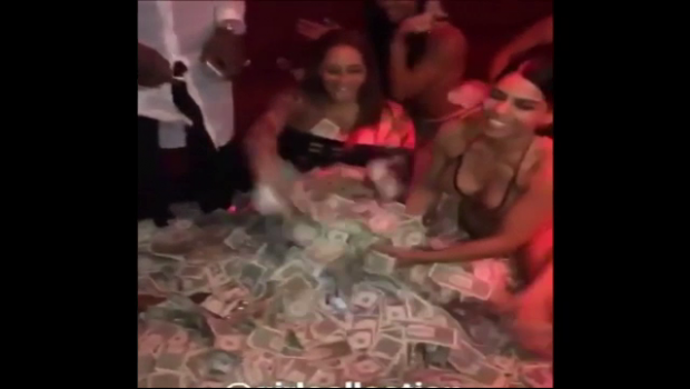 Nu i se spune &quot;MONEY&quot; degeaba! Mayweather si-a ingropat stripteozele in bani! VIDEO