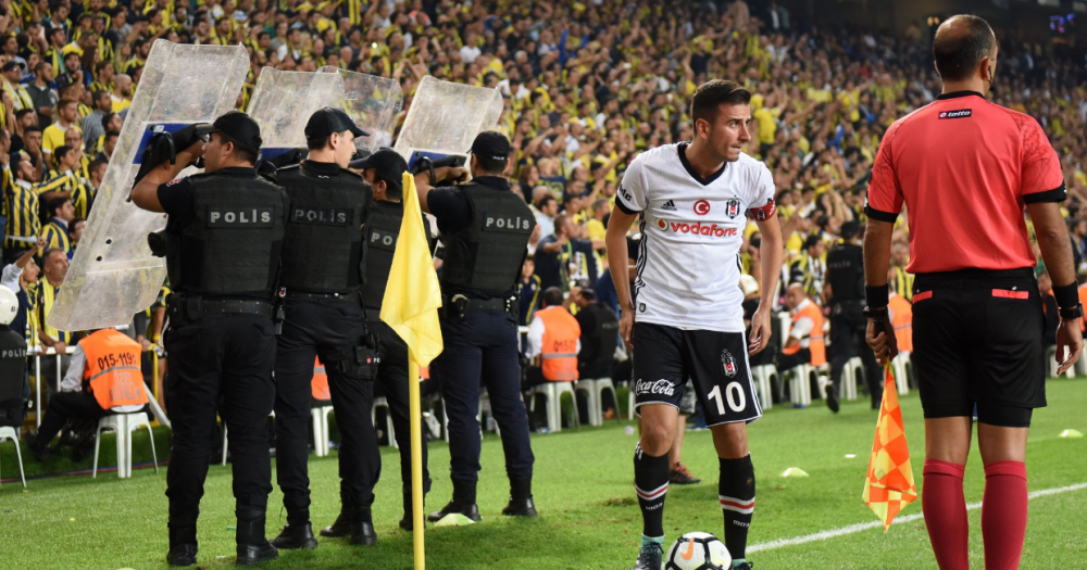 Meci uluitor intre Fenerbahce si Besiktas: jucatorii au luat-o razna pe teren si au fost aproape sa incheie meciul mai devreme. Cate eliminari a dat arbitrul_2