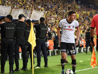 
	Meci uluitor intre Fenerbahce si Besiktas: jucatorii au luat-o razna pe teren si au fost aproape sa incheie meciul mai devreme. Cate eliminari a dat arbitrul
