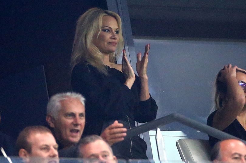 Iubitul ei e fotbalist si cu 20 de ani mai tanar! La ce meci si-a facut aparitia Pamela Anderson. FOTO_1