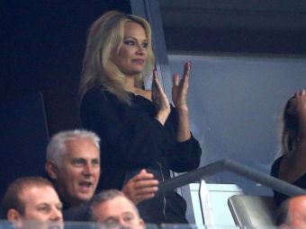 
	Iubitul ei e fotbalist si cu 20 de ani mai tanar! La ce meci si-a facut aparitia Pamela Anderson. FOTO
