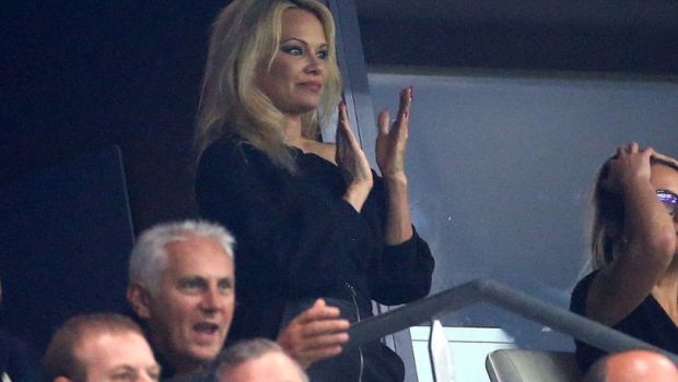 
	Iubitul ei e fotbalist si cu 20 de ani mai tanar! La ce meci si-a facut aparitia Pamela Anderson. FOTO

