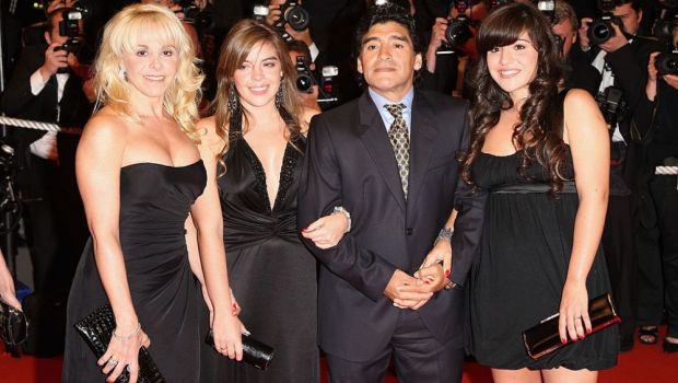
	Maradona isi da in judecata cele doua fiice! Scandal incredibil: le acuza ca i-au furat un munte de bani din conturi
