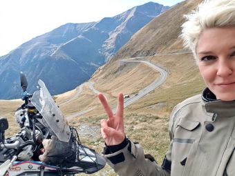 
	SPECIAL | &quot;Ai o viata, ai o sansa&quot;. O motociclista din Australia a parcurs 24.000 de kilometri pana in Romania si a ajuns pe &quot;unul dintre cele mai frumoase drumuri din lume&quot;
