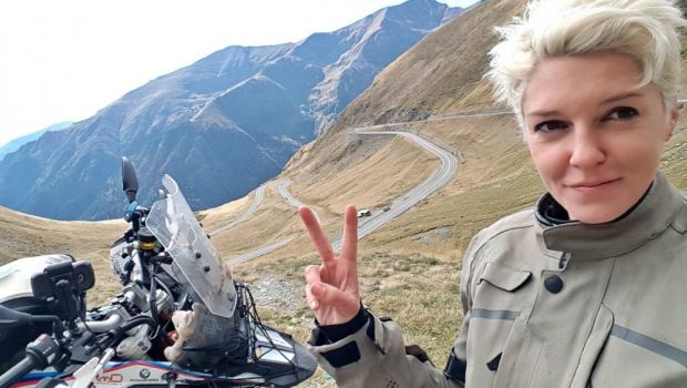 
	SPECIAL | &quot;Ai o viata, ai o sansa&quot;. O motociclista din Australia a parcurs 24.000 de kilometri pana in Romania si a ajuns pe &quot;unul dintre cele mai frumoase drumuri din lume&quot;
