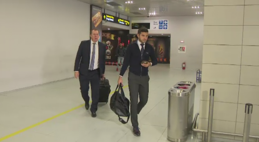 Am sa ma-ntorc barbat! :) Faza geniala: Denis Man, Vlad si Nedelcu au venit cu cravatele in buzunare la aeroport; "Bai, ajuta-ma putin"_6