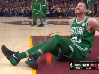 Imagini socante! Un baschetbalist de 130 de milioane de dolari din NBA si-a rupt piciorul in direct, la primul meci pentru Celtics