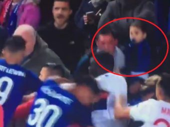 Scena SOCANTA! Un suporter al lui Everton a sarit la bataie cu jucatorii in timp ce isi tinea copilul in brate! L-a lovit pe portarul lui Lyon! VIDEO