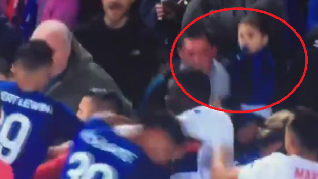 Scena SOCANTA! Un suporter al lui Everton a sarit la bataie cu jucatorii in timp ce isi tinea copilul in brate! L-a lovit pe portarul lui Lyon! VIDEO