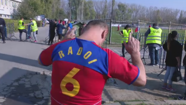 
	Paradoxul razboiului stelelor! Suporterul CSA Steaua care se inchina la SIMBOLUL FCSB: &quot;Vai, ce bine ar fi sa il avem si pe Radoi aici!&quot;
